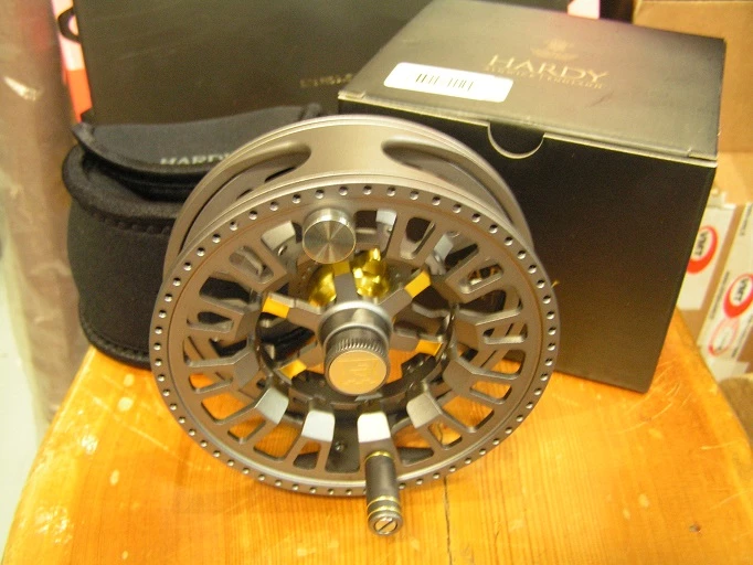 Hardy Ultralite CA DD 9000 -perhokela, Titanium 3 Hardy Ultralite CA DD 9000 -perhokela, Titanium